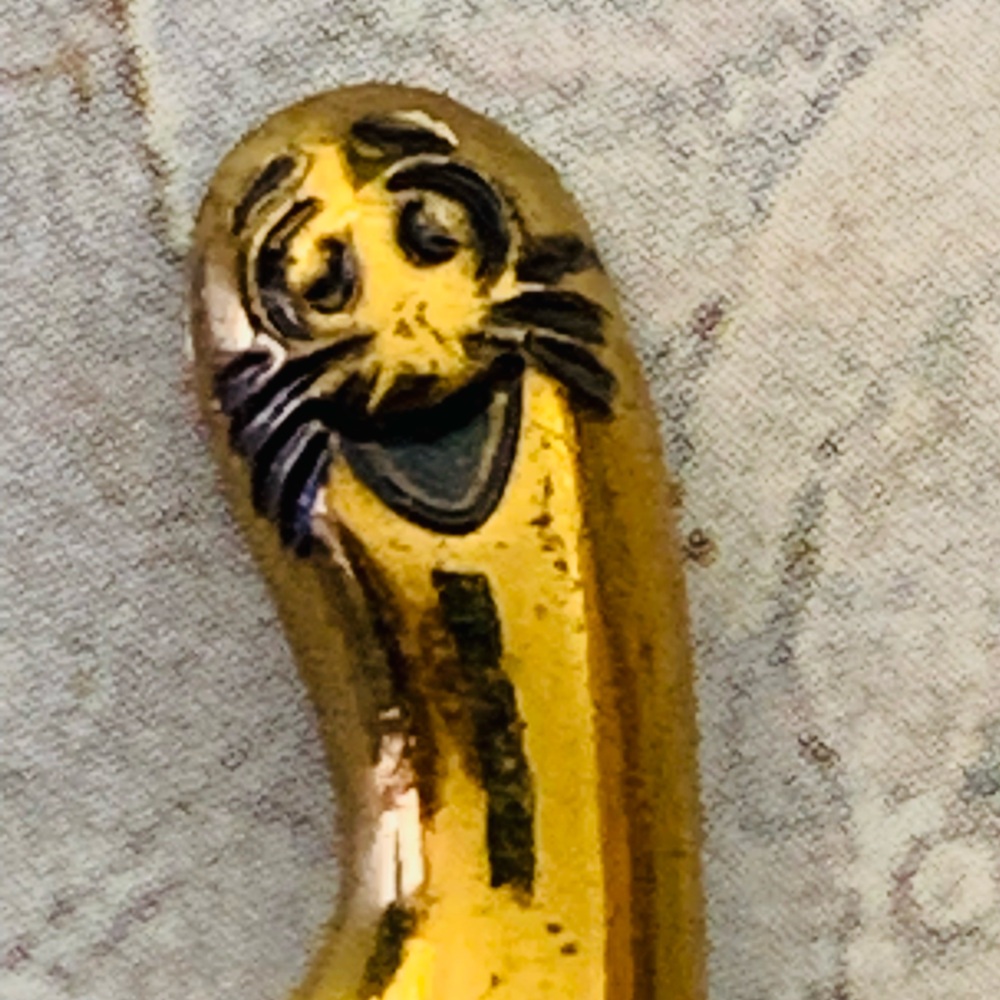 Vintage Shmoo Lil’ Abner Golden Pin - Picture 2 of 7